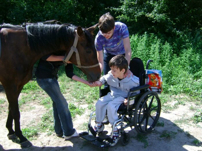 Иппотерапия или лечение лошадьми детей - инвалидов