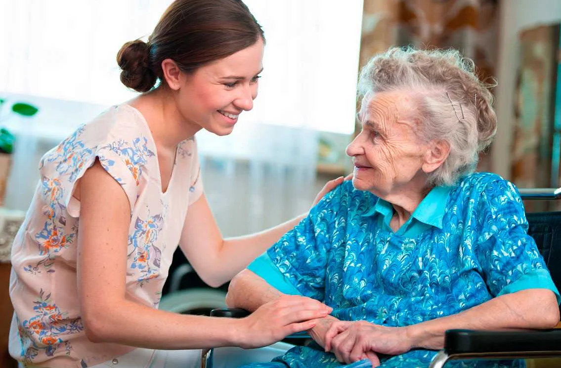 Как облегчить уход за пожилыми родственниками дома: советы и рекомендации