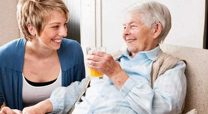 Как организовать домашний уход за пожилым человеком: полезные советы