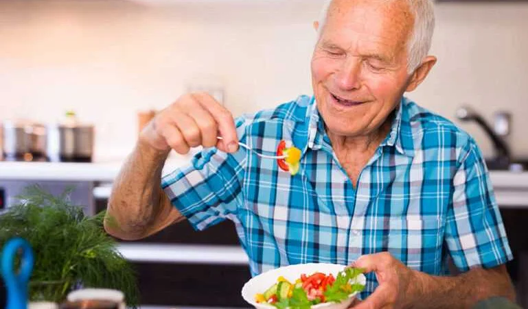 Как организовать питание для пожилых родственников и сохранить их здоровье