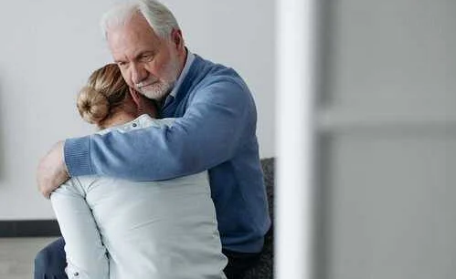 Как помочь пожилым людям справиться с потерей близких: советы от психологических экспертов