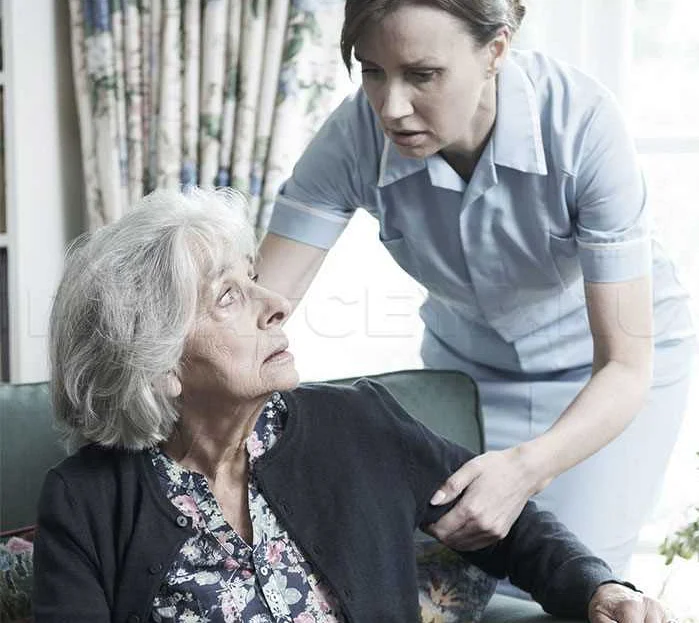 Ключевые аспекты ухода за пожилыми людьми с деменцией и альцгеймером