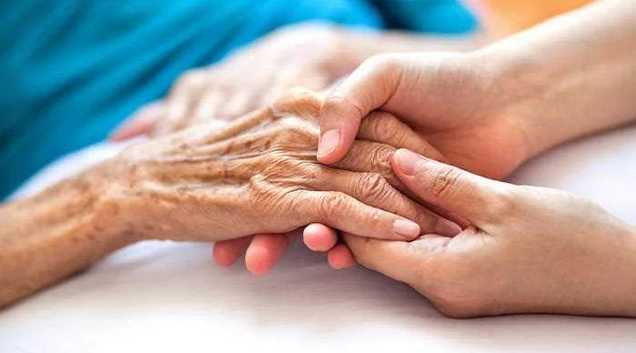 Профессиональная помощь и поддержка пожилым людям с деменцией и альцгеймером: кто может помочь?