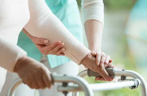 Уход за пожилыми и инвалидами: услуги государства для поддержки и обеспечения комфорта